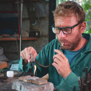 Artigiano al lavoro con fiamma ossidrica, creazione artigianale