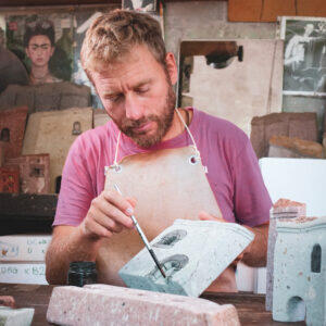 Artigiano Atiartisticu crea casette in trachite sarda e argento