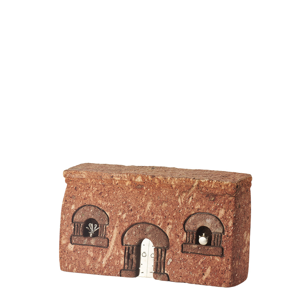 in trachite con dettagli in argento