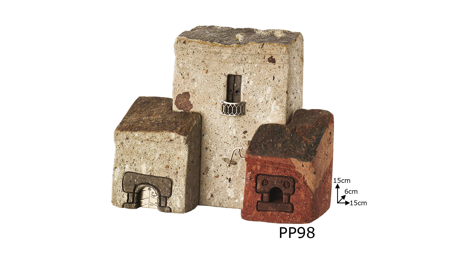 Piccole case sarde in trachite con dettagli in argento