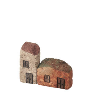 Bustina trasparente con due casette in trachite con porta e finestre incise B1