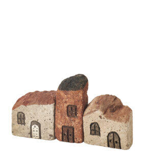 Bustina trasparente con tre casette in trachite con porta e finestre incise e inserto in argento B3