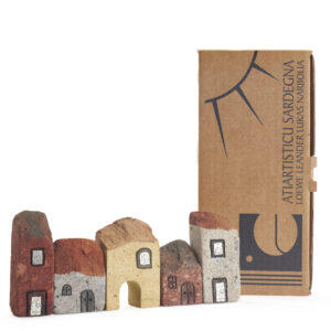 Composizione di 5 casette in trachite con porte e finestre incise e inserti in argento CONF